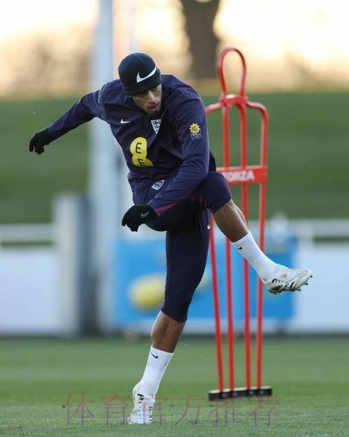 贝林厄姆晒训练照片：终于回到球场与兄弟们一起